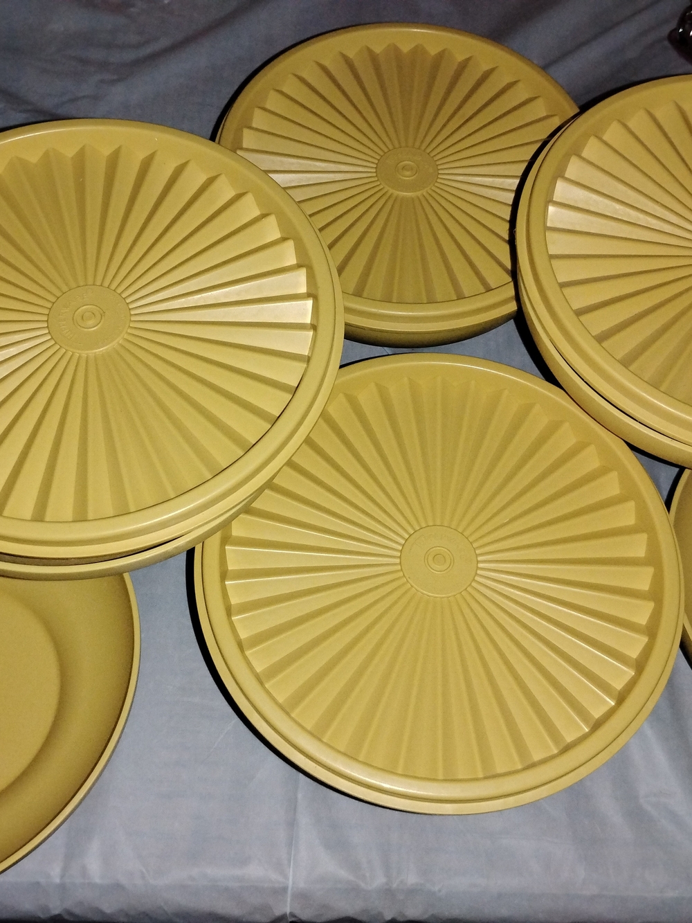Tupperware Sunburst Round Serving 4 Lids 10 Bowls in Mustard Yellow